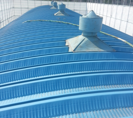 단열 전문 업체 견고한 보호를 위한 아치형 체육관 지붕+경질우레탄폼 공사!