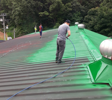 첨단 판넬 지붕, 섬세한 터치로 완성하는 페인트 공사 노하우!